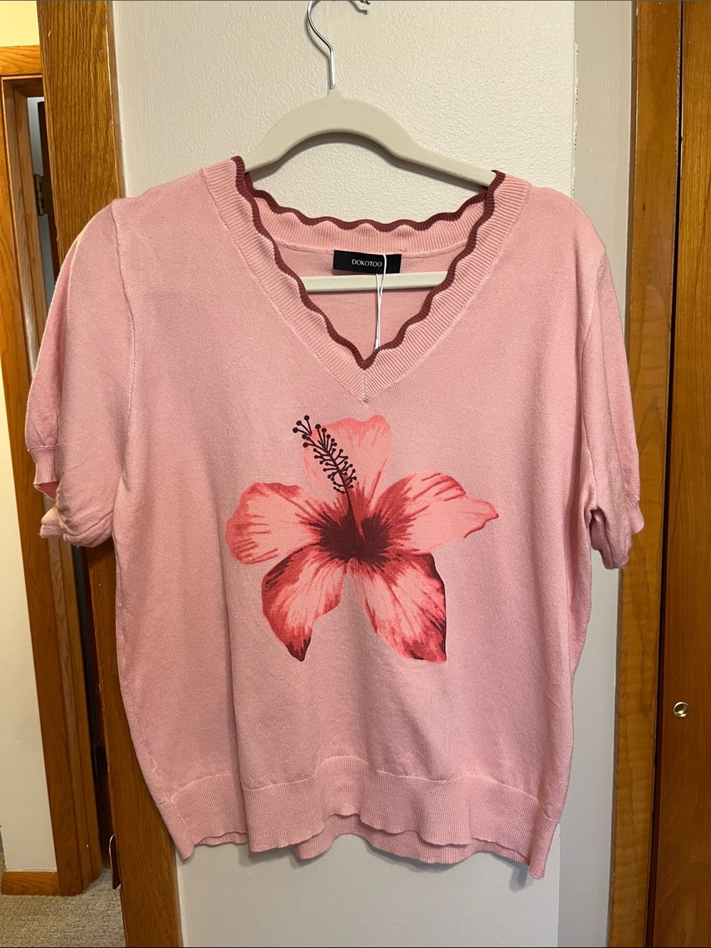 Donoodo Pink Short-Sleeve V-Neck Sweater with Hibiscus Print